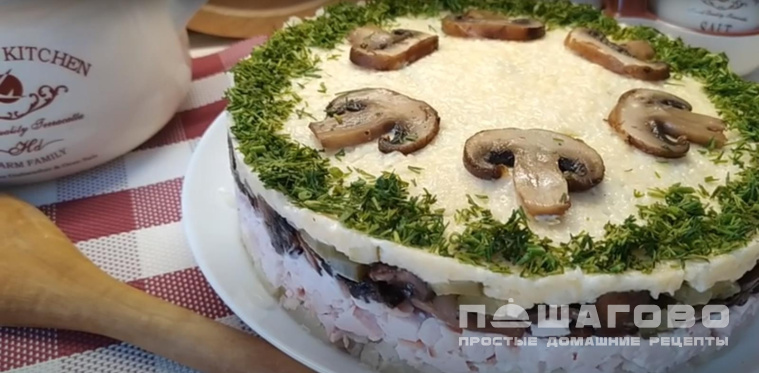 Слоеный салат с копченой курицей, отварным картофелем и грибами