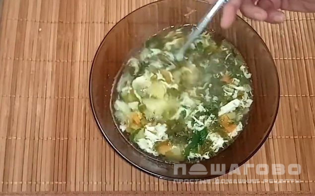 Легкий суп со щавелем и яйцом