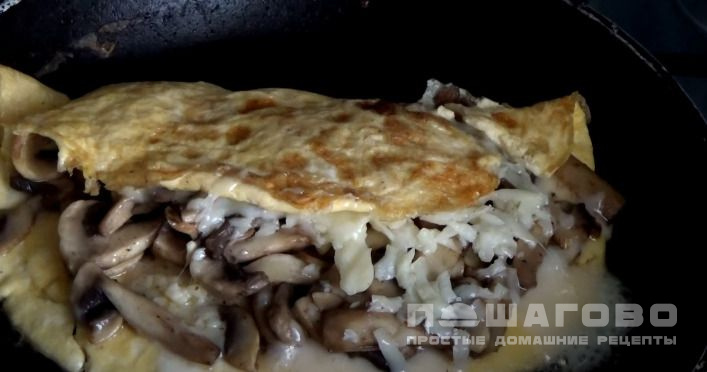 Нежный омлет с грибами, специями и сыром