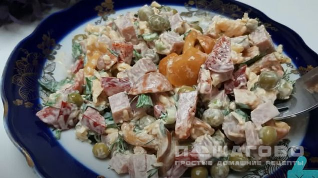 Салат с маринованными опятами и ветчиной