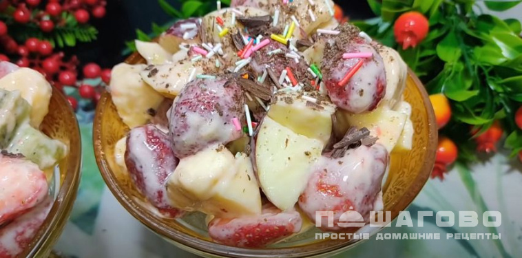 Фруктовый салат с шоколадом и взбитыми сливками