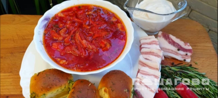 Красный борщ с пампушками