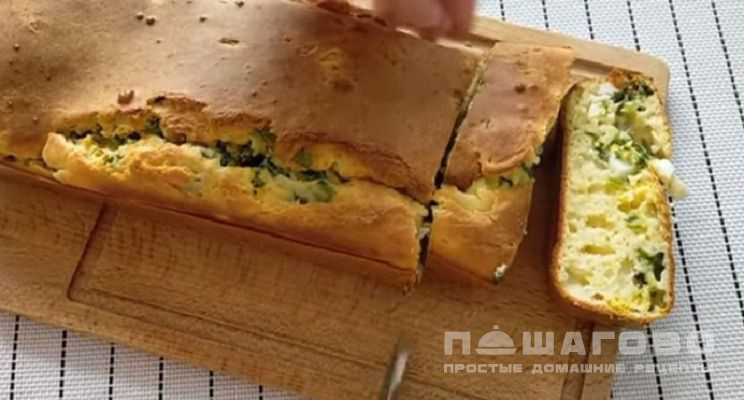 Заливной пирог с зеленым луком и яйцом