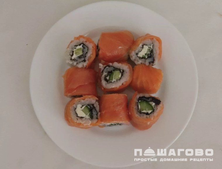 Нежные домашние роллы с красной рыбой и огурцом