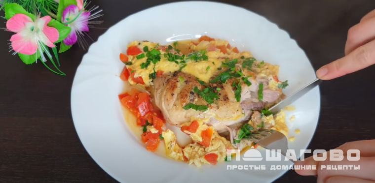 Куриные окорочка с яйцами и овощами на сковороде