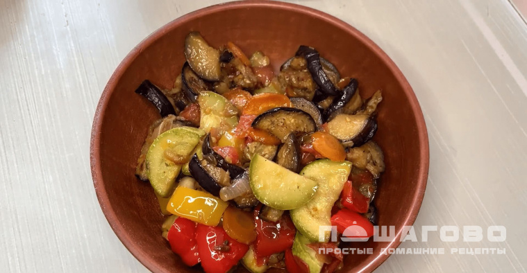Овощи тушеные на сковороде с баклажанами и кабачками