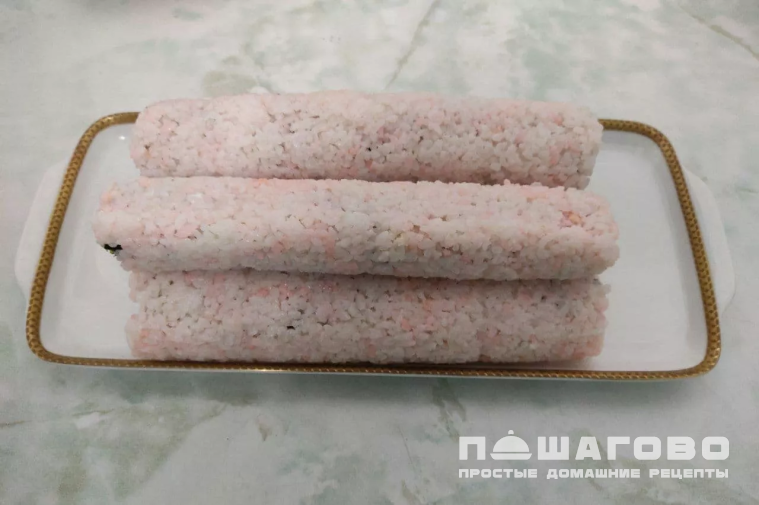Роллы с крабовыми палочками, авокадо и семгой