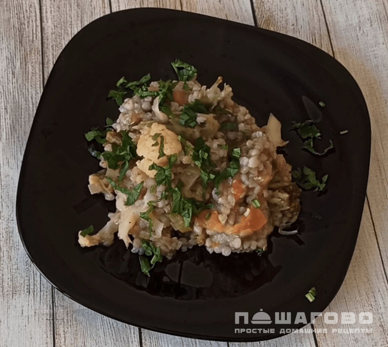 Зеленая гречка с помидорами, луком и чесноком
