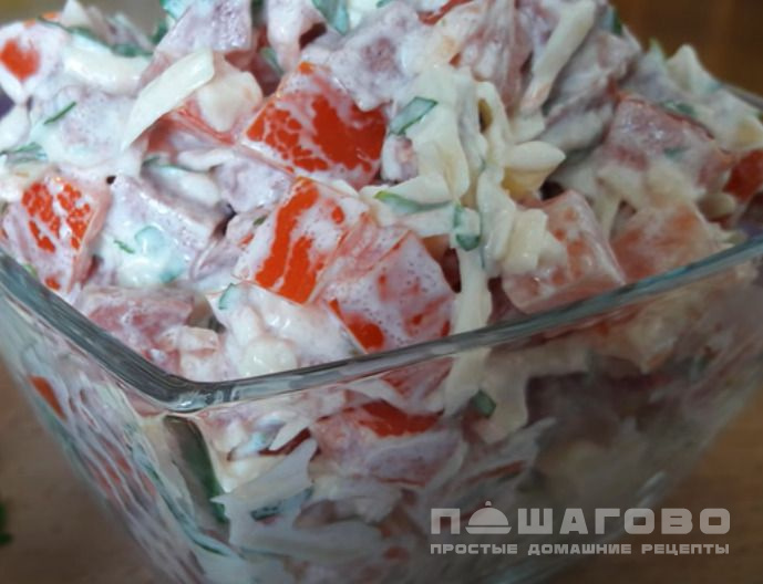 Грузинский салат с колбасой и помидорами