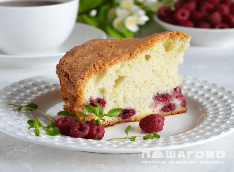 Шарлотка с малиной