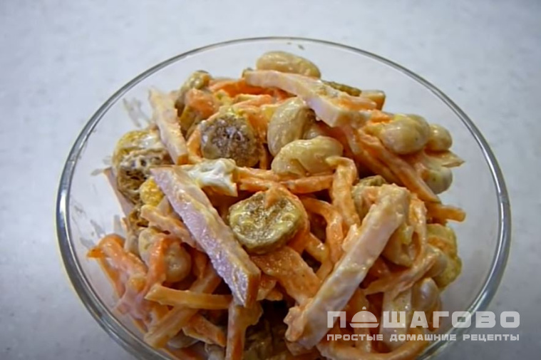 Салат с фасолью и кириешками