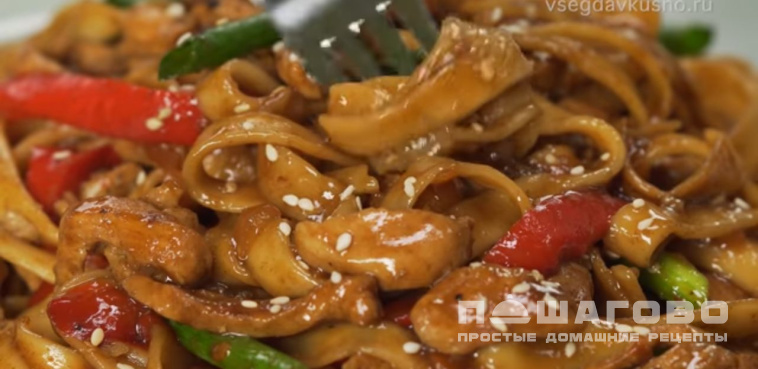 Яичная лапша с курицей и сладким перцем по-азиатски