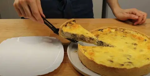Открытый пирог с курицей и грибами