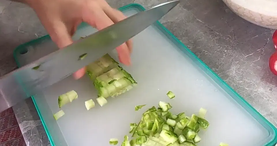 Овощная окрошка без яиц колбасы и картофеля — шаг 3