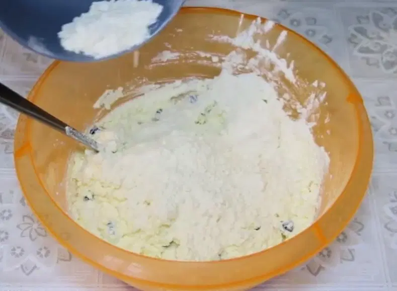 Вкусные творожные сырники с изюмом — шаг 3
