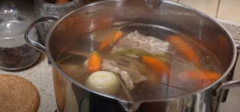 Крепкий говяжий бульон