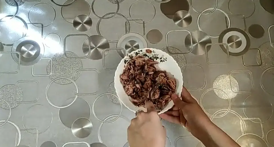 Слоеный салат с тунцом, рисом и луком — шаг 4