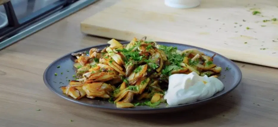 Жареная картошка с грибами и луком