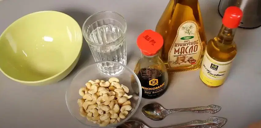 Ореховый соус для салата Чука — шаг 1