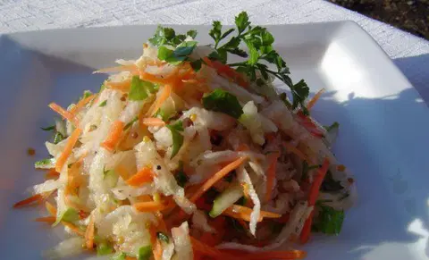 Салат с корейской морковью, огурцом и редькой