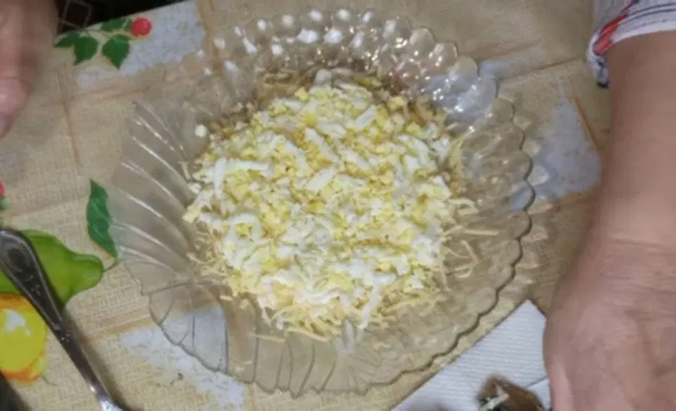 Шпротный салат с сыром — шаг 2
