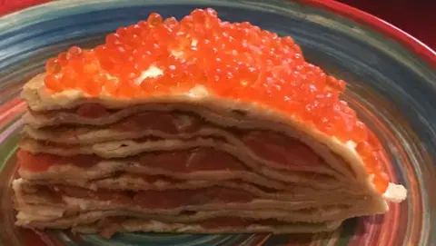Блинный торт с икрой и красной рыбой
