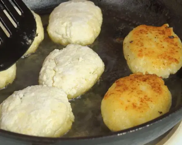 Сырники с варёной сгущёнкой — шаг 3