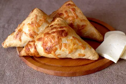 Слоеные пирожки с сыром