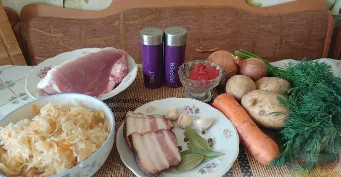 Кислые щи с говядиной и беконом (в духовке) — шаг 1
