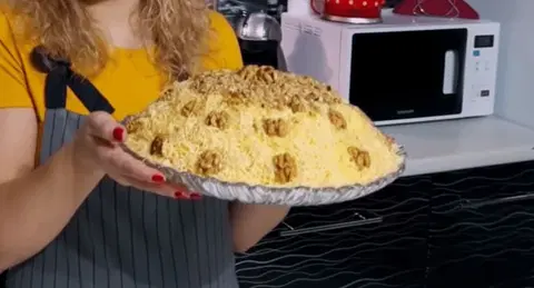 Салат с ананасом, курицей, сыром и грецким орехом
