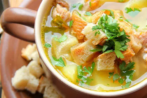 Суп чесночный с гренками в горшочках
