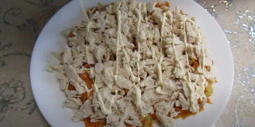 Салат Белый медведь с курагой и грецким орехом — шаг 6