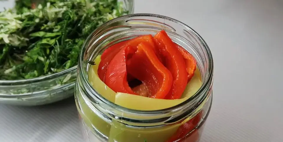 Маринованный сладкий перец с чесноком и зеленью