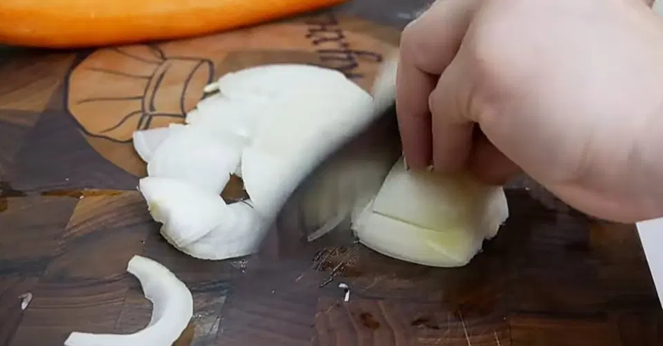 Сытный салат из фасоли — шаг 2