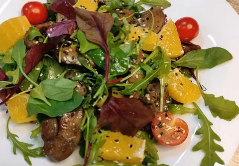 Теплый салат ♨️ из куриной печени с апельсином