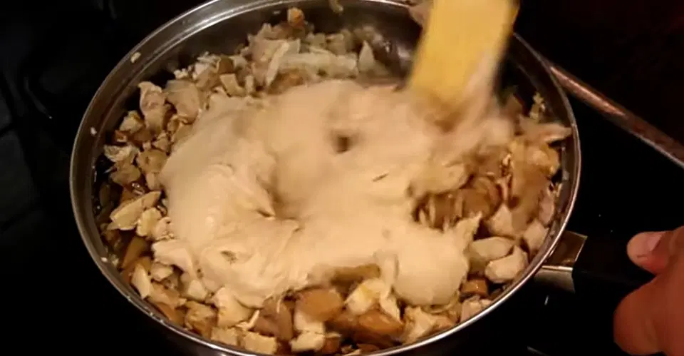 Нежный куриный жюльен с грибами и сыром — шаг 11