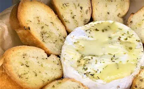 Сыр с сухариками в духовке