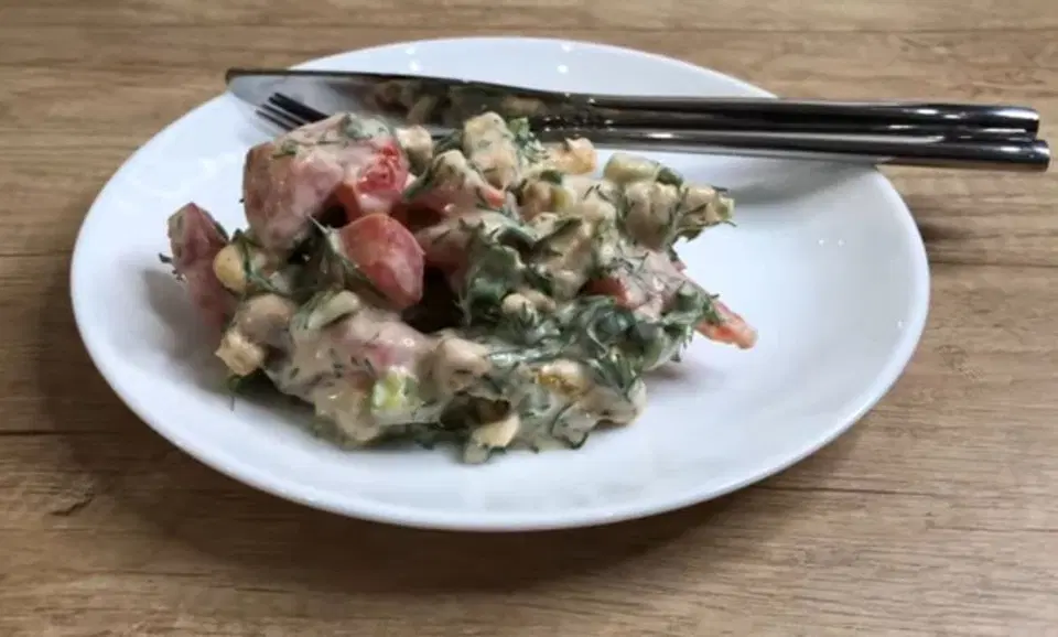 Салат с сухарями и помидорами — шаг 6