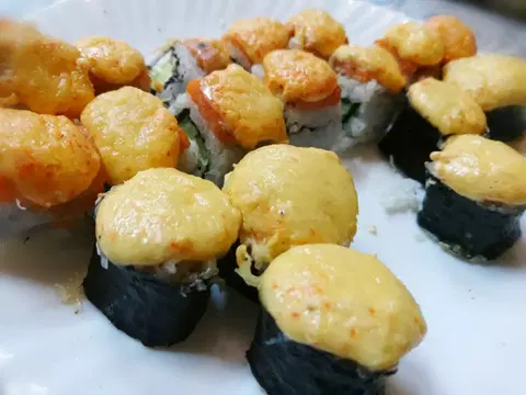 Запеченные роллы по-домашнему с лососем и крабовыми палочками