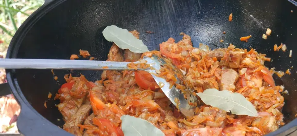 Бигус из свежей капусты с мясом в казане — шаг 7