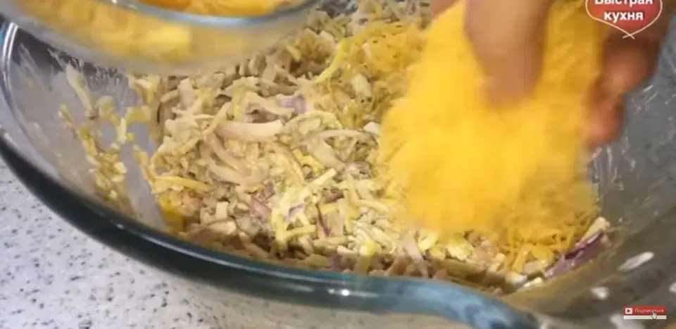 Салат с кальмарами, яблоками и сыром — шаг 8