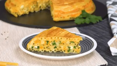 Омлет с макаронами, сыром и зеленью