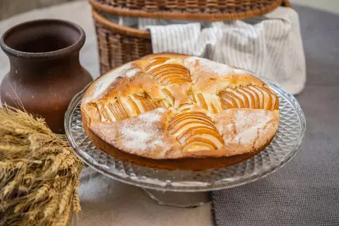 Шарлотка с грушами