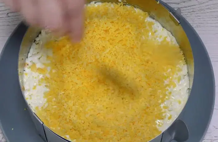 Вкусный рыбный салат Мимоза — шаг 7