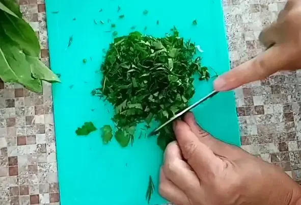 Легкий суп со щавелем и яйцом — шаг 3