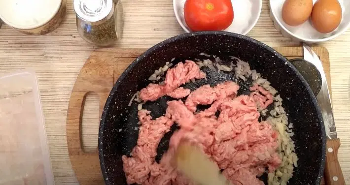 Запеканка из кабачков с фаршем и сметаной — шаг 2