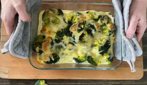 Брокколи, запеченная в духовке, с яйцами и травами