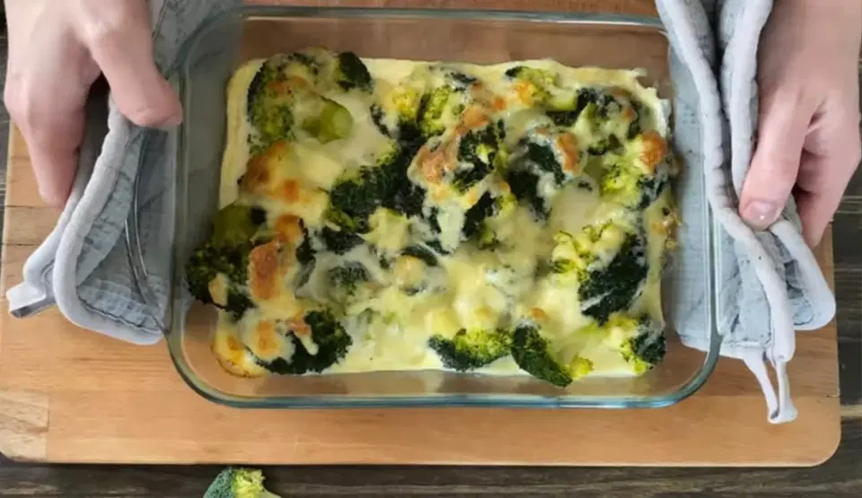 Брокколи, запеченная в духовке, с яйцами и травами