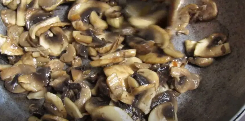 Салат Белый медведь с курагой и грецким орехом — шаг 4