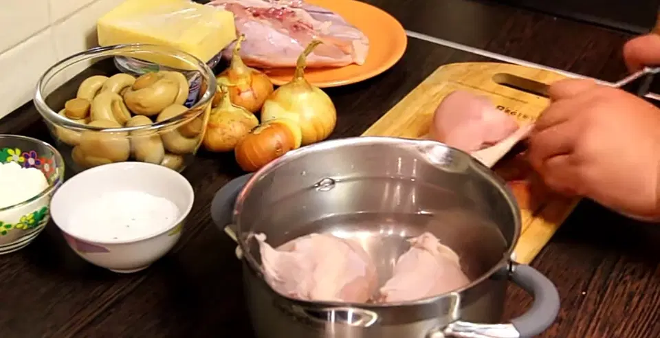 Нежный куриный жюльен с грибами и сыром — шаг 1